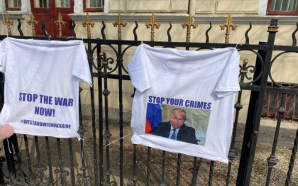 Protest cu mesaje anti-Rusia si pro-Ucraina lipite pe gardul Institutului Rus din Bucuresti - FOTO Protest cu mesaje anti-Rusia si pro-Ucraina lipite pe gardul Institutului Rus din Bucuresti - FOTO