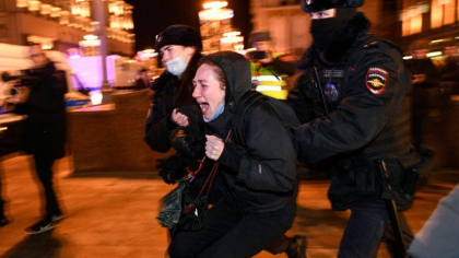 Sute de rusi care au protestat vineri fata de invazia din Ucraina au fost arestati Sute de rusi care au protestat vineri fata de invazia din Ucraina au fost arestati