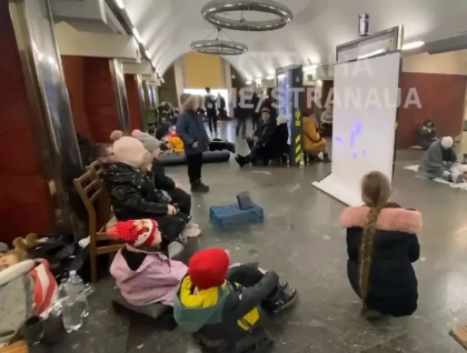 Video emotionant in Kiev. Desene animate pe un ecran improvizat, pentru copiii care se ascund de bombe in adapost Video emotionant in Kiev. Desene animate pe un ecran improvizat, pentru copiii care se ascund de bombe in adapost