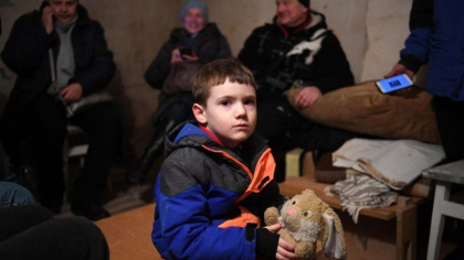 "Ca mama, ma sperie". Parintii din Ucraina le-au pus copiilor la maini bratari cu numele lor si grupa sanguina "Ca mama, ma sperie". Parintii din Ucraina le-au pus copiilor la maini bratari cu numele lor si grupa sanguina