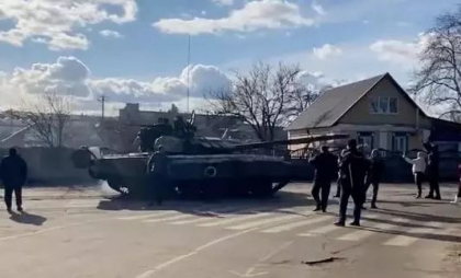 VIDEO Localnici din Cernihiv in fata tancurilor rusesti, in incercarea de a le opri VIDEO Localnici din Cernihiv in fata tancurilor rusesti, in incercarea de a le opri