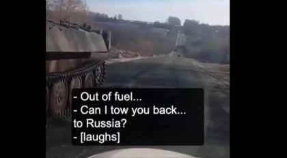 Soldati rusi, ramasi cu blindatul fara combustibil in mijlocul drumului. Sofer ucrainean: „Va tractez eu inapoi in Rusia?” - VIDEO Soldati rusi, ramasi cu blindatul fara combustibil in mijlocul drumului. Sofer ucrainean: „Va tractez eu inapoi in Rusia?” - VIDEO