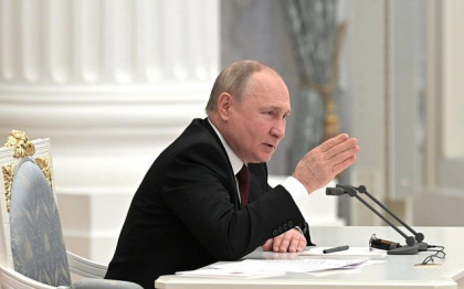 Kremlinul sustine ca Putin a ordonat vineri oprirea ofensivei in Ucraina, asteptandu-se la negocieri cu Zelenski, dar a transmis armatei sa continue atacurile sambata, acuzand Kievul ca a refuzat discutiile Kremlinul sustine ca Putin a ordonat vineri oprirea ofensivei in Ucraina, asteptandu-se la negocieri cu Zelenski, dar a transmis armatei sa continue atacurile sambata, acuzand Kievul ca a refuzat discutiile