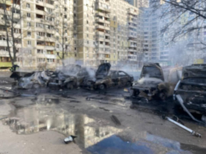 Explozie in curtea unui bloc cu 16 etaje din Troieschyna, Kiev: oamenii sunt evacuati, 7 masini au ars - FOTO Explozie in curtea unui bloc cu 16 etaje din Troieschyna, Kiev: oamenii sunt evacuati, 7 masini au ars - FOTO
