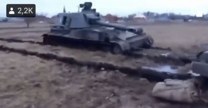 Un tanc rusesc - blocat intr-o mlastina de pe teritoriul Ucrainei - VIDEO