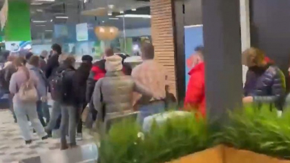Rusii stau la coada la bancomate pentru a scoate bani, dupa ce tara a fost lovita de sanctiuni. Banca centrala face apel la calm Rusii stau la coada la bancomate pentru a scoate bani, dupa ce tara a fost lovita de sanctiuni. Banca centrala face apel la calm