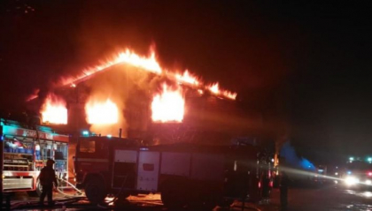 A luat foc un depozit, in capitala. 11 echipe de pompieri au intervenit. Imagini de la fata locului - FOTO