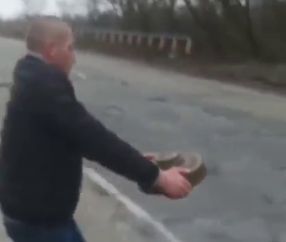 Momentul in care un ucrainean muta cu mainile o mina intr-o padure - VIDEO