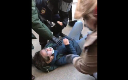 Scene violente in Moscova, unde mascatii intervin brutal asupra demonstrantilor care cer pace - VIDEO