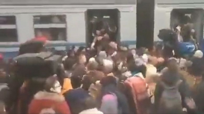Mii de oameni se inghesuie in gara din Liov, incercand sa prinda un tren pentru a pleca din Ucraina - VIDEO