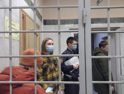 Tanara protestatara contra razboiului, retinuta in Rusia, explica romanilor: „Tara noastra comite o crima. Suntem ostaticii unui presedinte nebun” Tanara protestatara contra razboiului, retinuta in Rusia, explica romanilor: „Tara noastra comite o crima. Suntem ostaticii unui presedinte nebun”