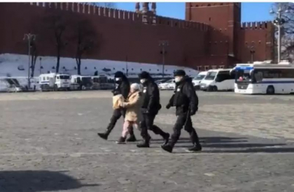 Momentul in care o femeie in varsta ar fi retinuta la Kremlin pentru ca avea o sacosa cu masajul "Nu razboiului"