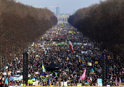 Apoximativ 100 000 de persoane protesteaza in Berlin, impotriva invaziei rusesti din Ucraina - FOTO Apoximativ 100 000 de persoane protesteaza in Berlin, impotriva invaziei rusesti din Ucraina - FOTO