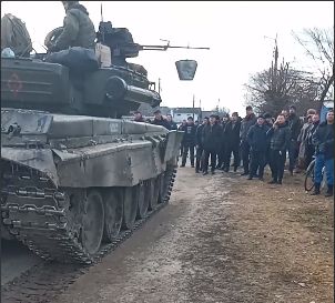 Momentul in care o coloana de tancuri rusesti este oprita din drum de catre politie si cetatenii ucraineni - VIDEO Momentul in care o coloana de tancuri rusesti este oprita din drum de catre politie si cetatenii ucraineni - VIDEO