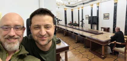 Imaginea devenita virala in mediul online: Vladimir Zelenski si ministrul ucrainean al Apararii VS Vladimir Putin si ministrul rus al Apararii - FOTO
Imaginea devenita virala in mediul online: Vladimir Zelenski si ministrul ucrainean al Apararii VS Vladimir Putin si ministrul rus al Apararii - FOTO