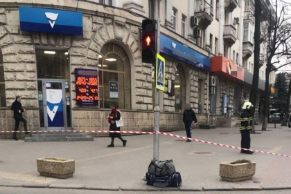 Gentile suspecte gasite in centrul capitalei nu au prezentat un pericol pentru cetateni. In interior se aflau haine si alte lucruri personale Gentile suspecte gasite in centrul capitalei nu au prezentat un pericol pentru cetateni. In interior se aflau haine si alte lucruri personale