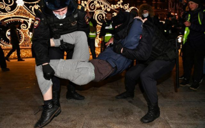 Peste 6.400 de arestari in Rusia, dupa protestele impotriva razboiului din Ucraina Peste 6.400 de arestari in Rusia, dupa protestele impotriva razboiului din Ucraina