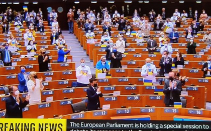 Translator sufocat de emotie cand Zelenski se adreseaza Parlamentului European. Presedintele ucrainean a fost intampinat cu aplauze de catre europarlamentari - VIDEO Translator sufocat de emotie cand Zelenski se adreseaza Parlamentului European. Presedintele ucrainean a fost intampinat cu aplauze de catre europarlamentari - VIDEO