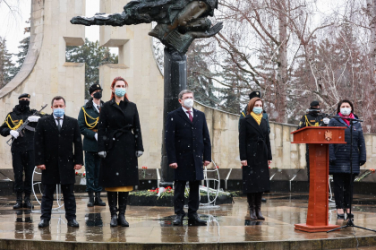 30 de ani de la razboiul de pe Nistru. Maia Sandu, Natalia Gavrilita si Igor Grosu au depus flori la Monumentul „Maica Indurerata” de la Complexul memorial „Eternitate” - FOTO