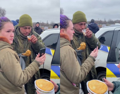 Momentul in care un soldat rus a izbucnit in lacrimi si s-a predat. Acesta a fost hranit si linistit de cetatenii ucraineni - VIDEO Momentul in care un soldat rus a izbucnit in lacrimi si s-a predat. Acesta a fost hranit si linistit de cetatenii ucraineni - VIDEO
