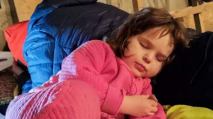 O fetita bolnava de cancer din Harkov ramane fara medicamente. Mama ei se teme sa evacueze orasul din cauza bombardamentelor O fetita bolnava de cancer din Harkov ramane fara medicamente. Mama ei se teme sa evacueze orasul din cauza bombardamentelor