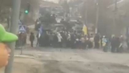 Oamenii din orasul Luhansk au iesit in strada cu drapelul Ucrainei in mana pentru a bloca trecerea ocupantilor rusi - VIDEO Oamenii din orasul Luhansk au iesit in strada cu drapelul Ucrainei in mana pentru a bloca trecerea ocupantilor rusi - VIDEO