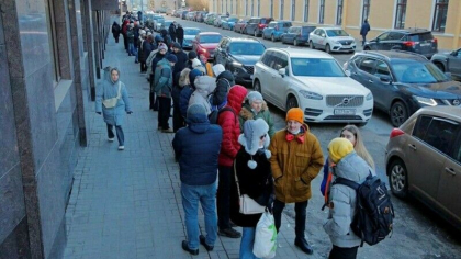 Economia Rusiei este in picaj. Rusii stau la cozi uriase pentru a-si retrage economiile din banci Economia Rusiei este in picaj. Rusii stau la cozi uriase pentru a-si retrage economiile din banci