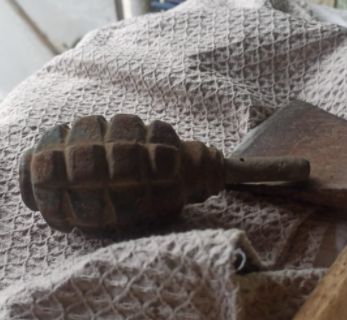 Un barbat din capitala a vrut sa-si ameninte cu o grenada sefii intreprinderii unde lucreaza, pentru ca nu i-au achitat salariul. Mama acestuia a anuntat politia - FOTO Un barbat din capitala a vrut sa-si ameninte cu o grenada sefii intreprinderii unde lucreaza, pentru ca nu i-au achitat salariul. Mama acestuia a anuntat politia - FOTO
