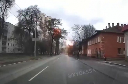 Momentul in care explodeaza o cladire rezidentiala din orasul Cernihiv - VIDEO Momentul in care explodeaza o cladire rezidentiala din orasul Cernihiv - VIDEO