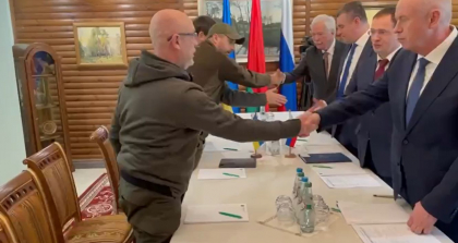 Momentul in care delegatia rusa si cea ucraineana isi strang mainile inainte de negocieri - VIDEO Momentul in care delegatia rusa si cea ucraineana isi strang mainile inainte de negocieri - VIDEO