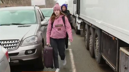 Copiii spun ca nu mai pot merge, mamele ii indeamna: Inca putin si ajungem unde nu mai cad bombe