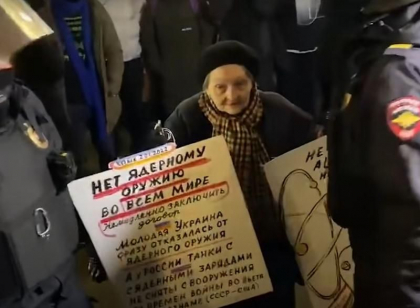 Pensionara care a supravietuit asediului Leningradului, ridicata de politia rusa pentru ca protesta contra razboiului din Ucraina - VIDEO