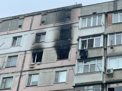 Incendiu intr-un apartament dintr-un bloc locativ din capitala. Un barbat s-a ales cu arsuri pe maini - FOTO