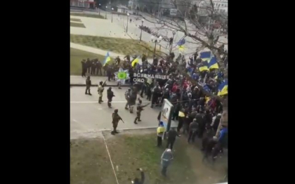 Ucrainenii din orasele ocupate de rusi protesteaza cu mainile goale in fata soldatilor inamici / Noi cartiere rezidentiale distruse de bombardamentele ruse