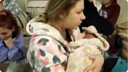 Maternitatea din Odesa, ”mutata” la subsol de teama unui asalt iminent al rusilor. Zeci de mame cu nou-nascuti stau in conditii insalubre - VIDEO
Maternitatea din Odesa, ”mutata” la subsol de teama unui asalt iminent al rusilor. Zeci de mame cu nou-nascuti stau in conditii insalubre - VIDEO