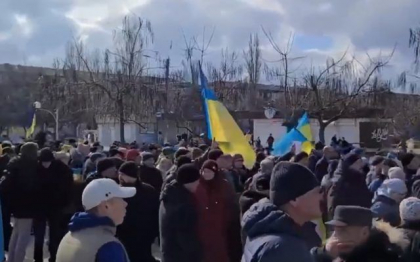 Mii de oameni protesteaza in Nova Kahovka impotriva fortelor rusesti de ocupatie - VIDEO Mii de oameni protesteaza in Nova Kahovka impotriva fortelor rusesti de ocupatie - VIDEO