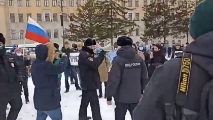 Protest in Tomsk, Rusia, impotriva invadarii Ucrainei / Un politist citeste la portavoce legea privind „informatiile mincinoase” despre armata rusa - VIDEO