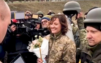 Ucraineni casatoriti pe front, imbracati in uniforme militare / Cei doi, Valeri si Lesia, sunt impreuna de 20 de ani Ucraineni casatoriti pe front, imbracati in uniforme militare / Cei doi, Valeri si Lesia, sunt impreuna de 20 de ani