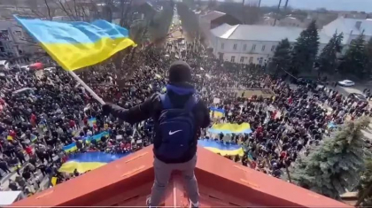 In orasele ocupate de rusi, ucrainenii sunt mai departe in strada si infrunta soldatii: „Cum cred ei ca pot stapani tara asta?” - VIDEO In orasele ocupate de rusi, ucrainenii sunt mai departe in strada si infrunta soldatii: „Cum cred ei ca pot stapani tara asta?” - VIDEO