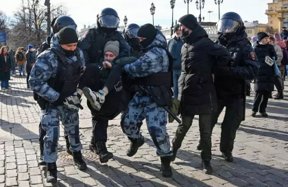 Interventia politistilor care au luat pe sus oamenii ce protestau fata de razboiul din Ucraina - GALERIE FOTO