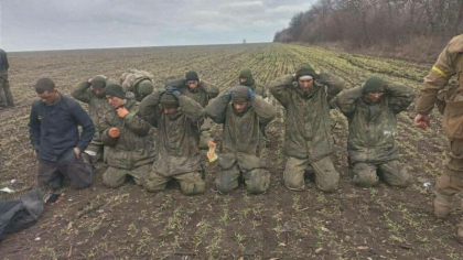 AFP: Ucraina scoate in fata presei pentru a se cai soldati rusi capturati, intr-o practica indoielnica de propaganda