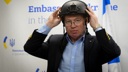 Ambasadorul Ucrainei in Israel si-a pus pe cap o casca la o conferinta, adresand intrebarea: „Poate ucide?” Ambasadorul Ucrainei in Israel si-a pus pe cap o casca la o conferinta, adresand intrebarea: „Poate ucide?”