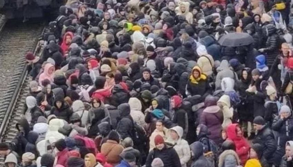 Cum arata gara de trenuri din Harcov. Mii de refugiati se inghesuie pe peron pentru a fugi din calea razboiului - FOTO
