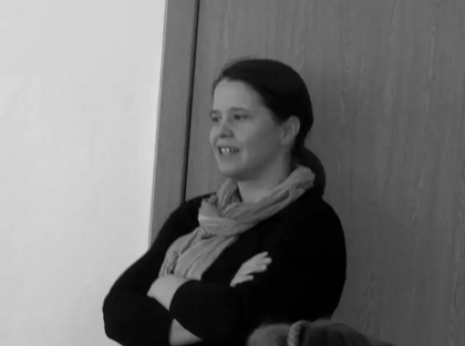 Un ceh i s-a adresat unui soldat rus care scotea capul prin turela tancului: „Sunteti sclavi la voi acasa si veniti sa ne transformati si pe noi in sclavi.“ Un ceh i s-a adresat unui soldat rus care scotea capul prin turela tancului: „Sunteti sclavi la voi acasa si veniti sa ne transformati si pe noi in sclavi.“