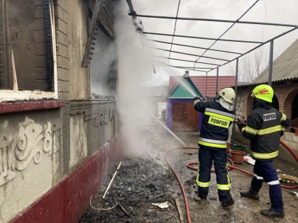 Incendiu puternic la Sangerei. Un tanar de 25 de ani a ajuns la spital cu arsuri, dupa ce casa in care locuia a luat foc - FOTO/VIDEO Incendiu puternic la Sangerei. Un tanar de 25 de ani a ajuns la spital cu arsuri, dupa ce casa in care locuia a luat foc - FOTO/VIDEO