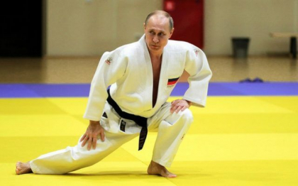 Federatia Internationala de Judo anunta excluderea lui Vladimir Putin din toate pozitiile detinute