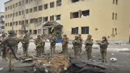 Militarii ucraineni canta imnul national in mijlocul distrugerilor din Kiev - VIDEO