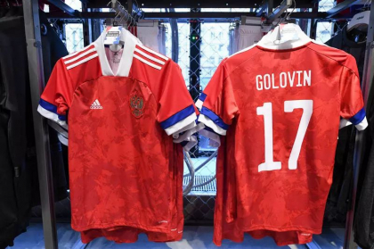 Dupa rivalele Nike si Puma, Adidas suspenda activitatile in Rusia Dupa rivalele Nike si Puma, Adidas suspenda activitatile in Rusia