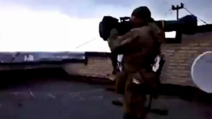 Soldati ucraineni lanseaza o racheta antitanc NLAW de pe un acoperis si aproape se arunca singuri in aer - VIDEO Soldati ucraineni lanseaza o racheta antitanc NLAW de pe un acoperis si aproape se arunca singuri in aer - VIDEO