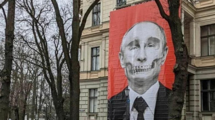 Un poster cu portretul lui Putin inuman, infiorator, expus pe fatada unui muzeu din Riga, aflat vizavi de ambasada Rusiei - VIDEO
Un poster cu portretul lui Putin inuman, infiorator, expus pe fatada unui muzeu din Riga, aflat vizavi de ambasada Rusiei - VIDEO
